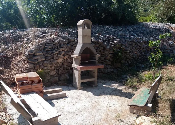 Isolated, 30m To Sea, Viktoria S * Kali