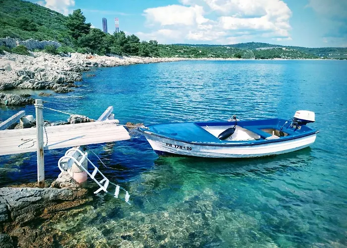 Isolated, 30m To Sea, Viktoria S Alpesi faház Kali