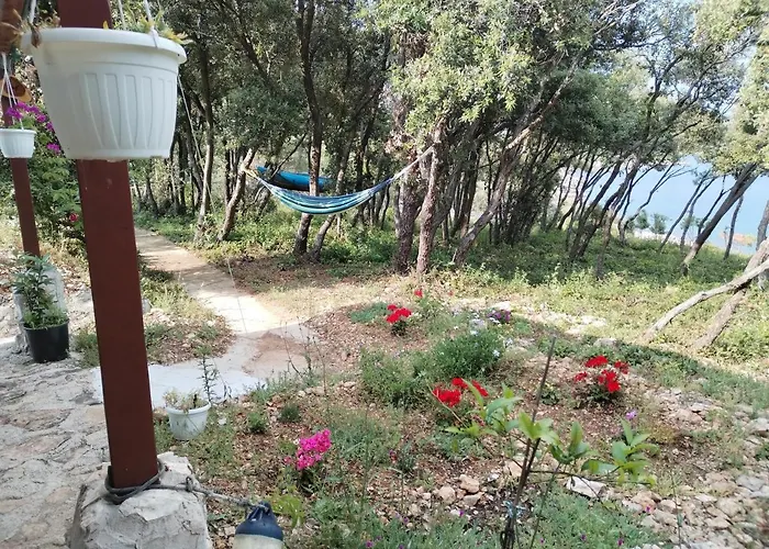 Isolated, 30m To Sea, Viktoria S Шале Кали